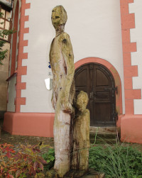Moderne Skulptur vor der Kirche